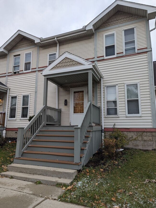 Primary Photo - 1128 W Maple St