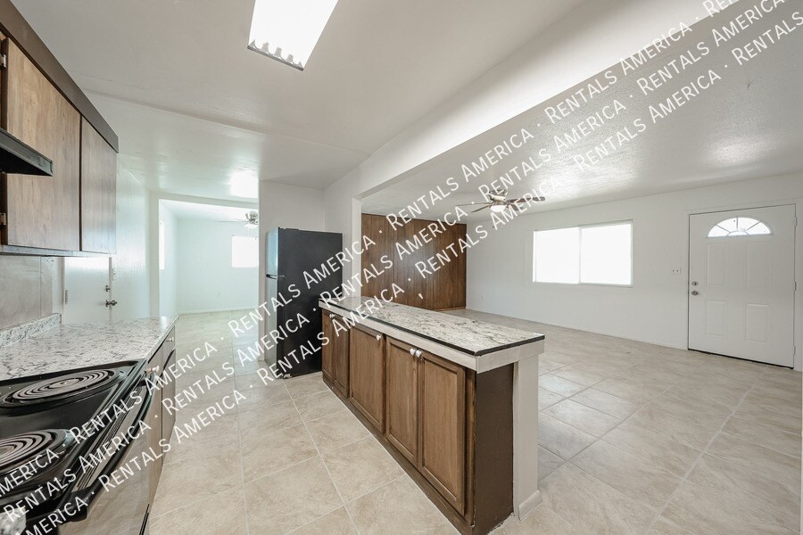 Building Photo - 410 N Ironwood