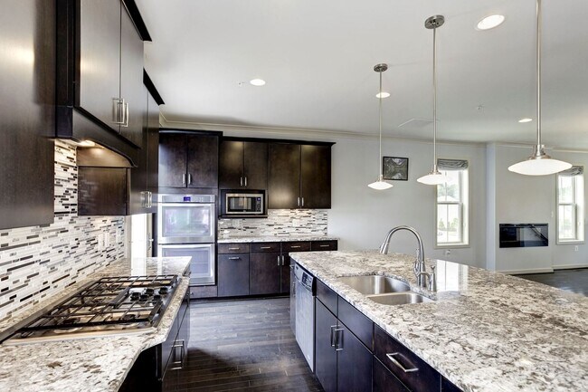 Building Photo - 3 Bed 4.5 Bath - Silver Spring Townhouse i...