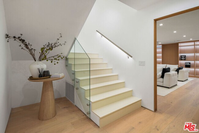 Building Photo - 1130 N Poinsettia Pl