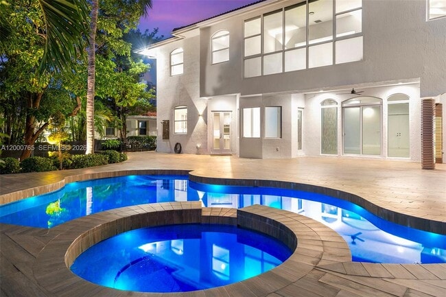 Building Photo - 552 Palm Dr