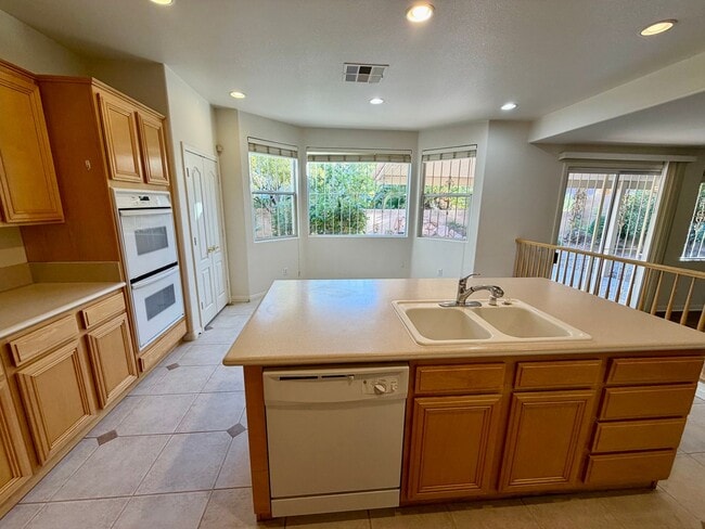 Building Photo - Lovely, large 4 bedroom