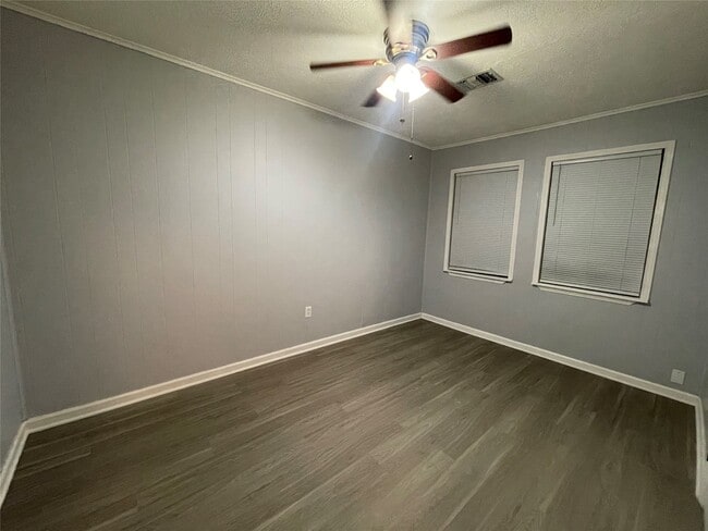 Building Photo - 2619 Oleander Dr