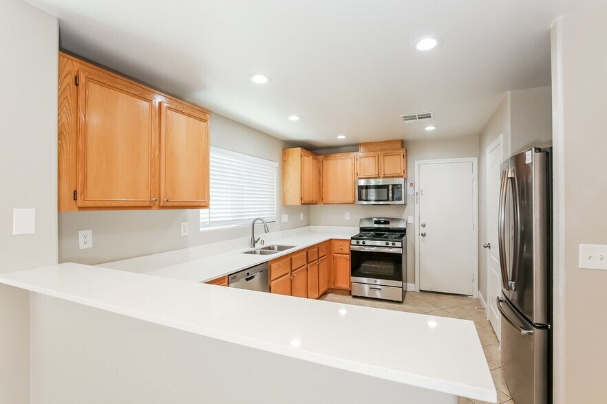 Building Photo - 2420 Cockatoo Dr