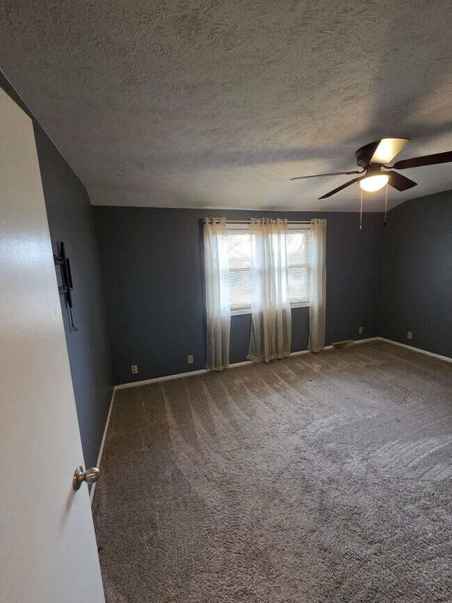 Building Photo - 3 bed 1.5 bath, 2 car garage, fenced in backyard, newly remodeled