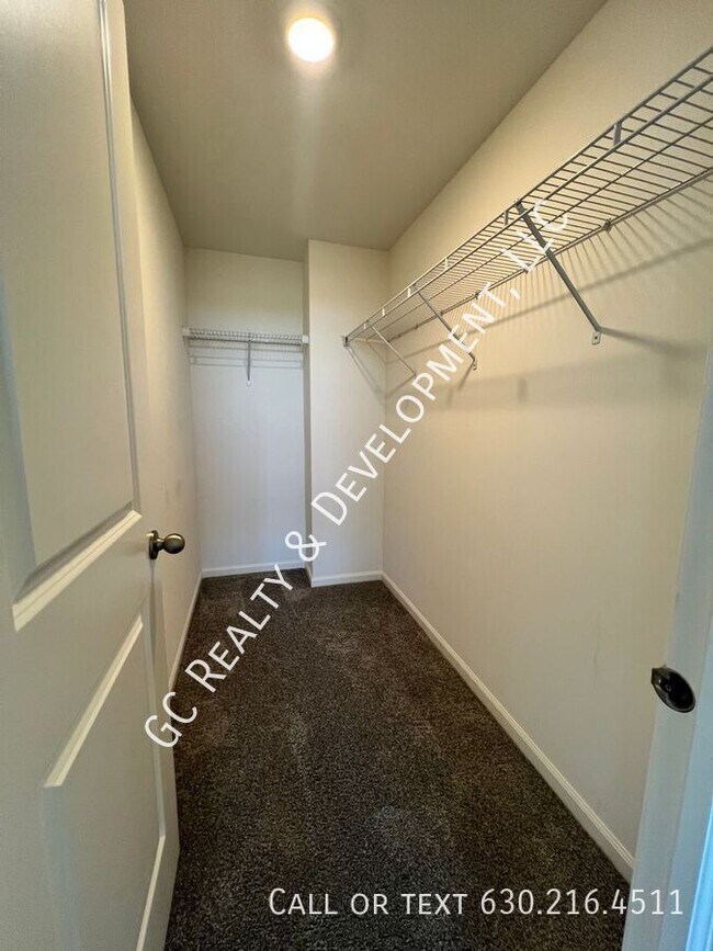 Building Photo - 2217 Parkside Dr