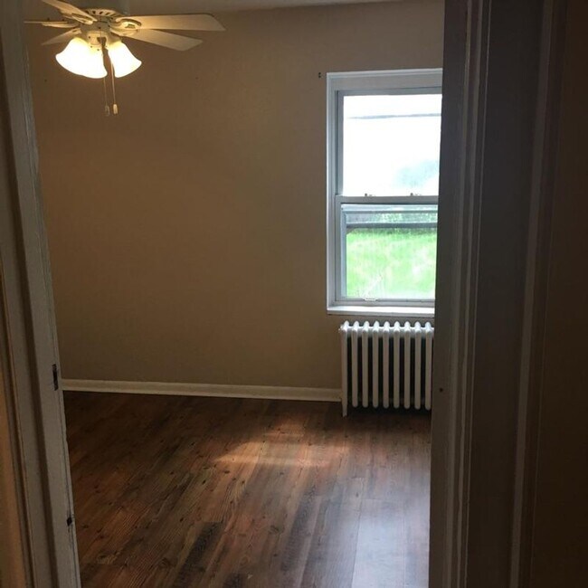 Building Photo - South Oakland Large and renovated 3 bedroom apartment Must SEE!