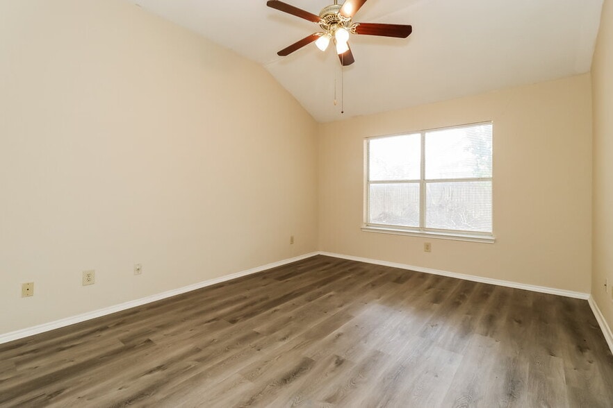 Building Photo - 4001 Periwinkle Dr