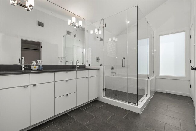 Building Photo - 1021 1/2 E 38th St