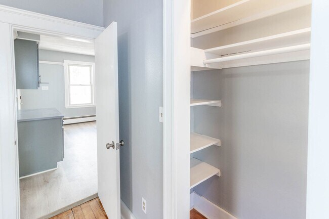 Building Photo - 572 Gaskill St