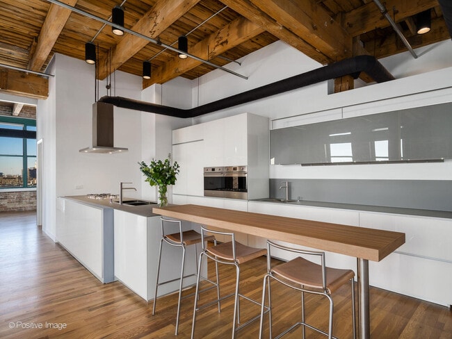 Building Photo - 312 N May St