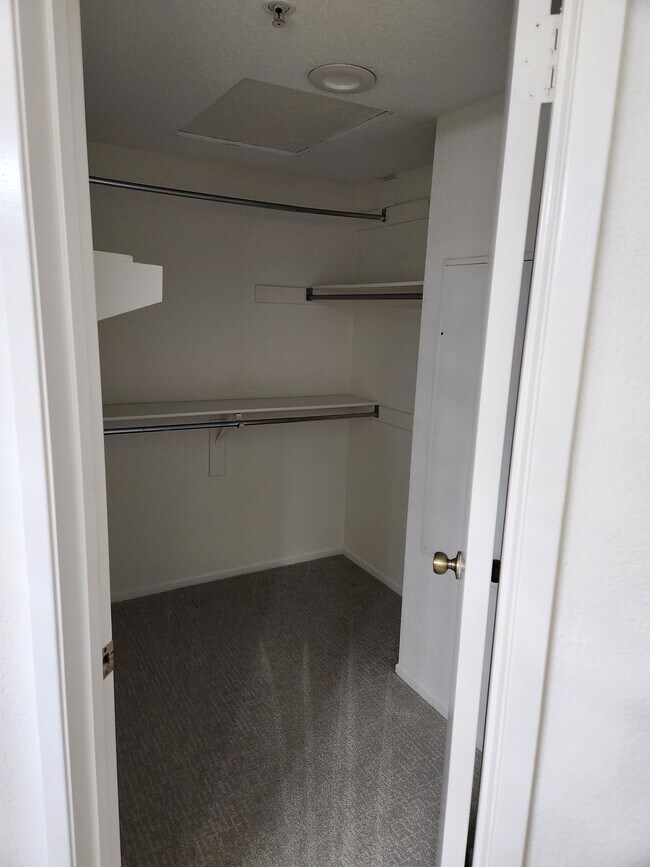 Building Photo - 8707 E Indian Hills Rd