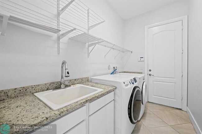 Building Photo - 6412 SW 55th Pl