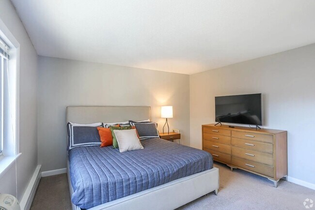 Building Photo - 8 Lakeview Gardens