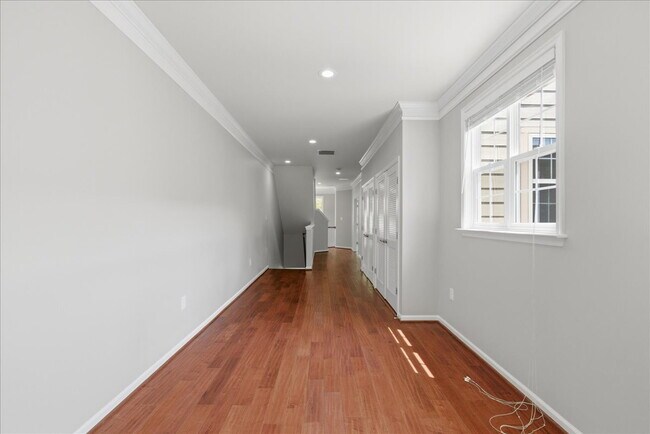 Building Photo - Expansive 4BR / 4.5BA Townhome in Lansdowne Town Center – Over 3,400 Sq Ft!