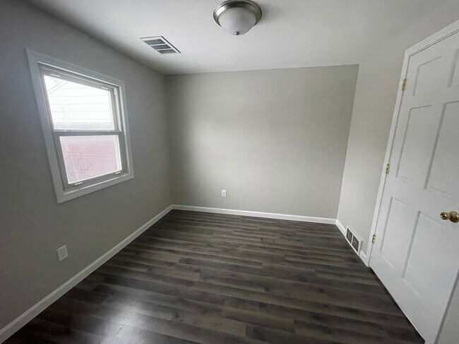 Building Photo - 2bd 1ba House for Rent Hudson, IA