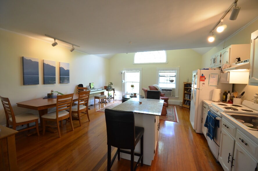 Building Photo - 41 Coolidge St