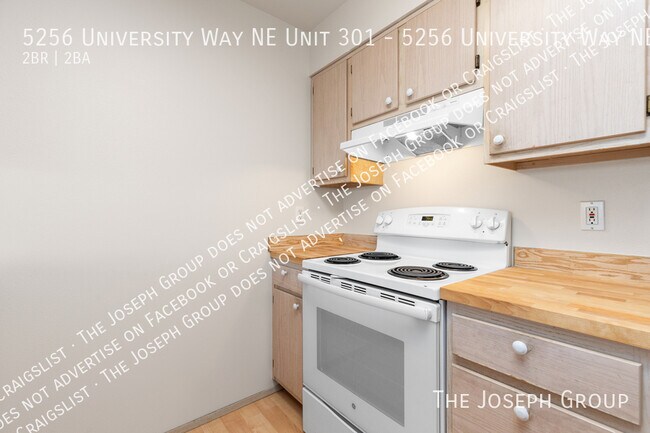 Building Photo - 5256 University Wy NE