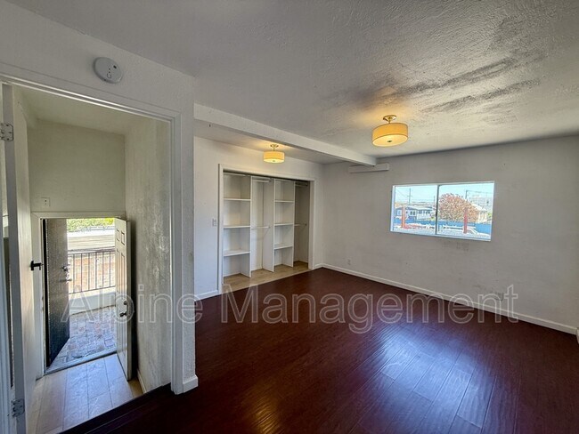 Building Photo - 806 52nd Ave