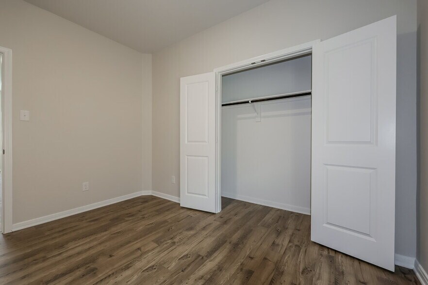 Building Photo - 16430 Honeysuckle Hl Dr