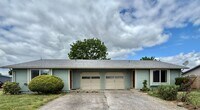 Building Photo - Charming 2 Bedroom Duplex With Fenced Yard In Quiet Neighborhood!