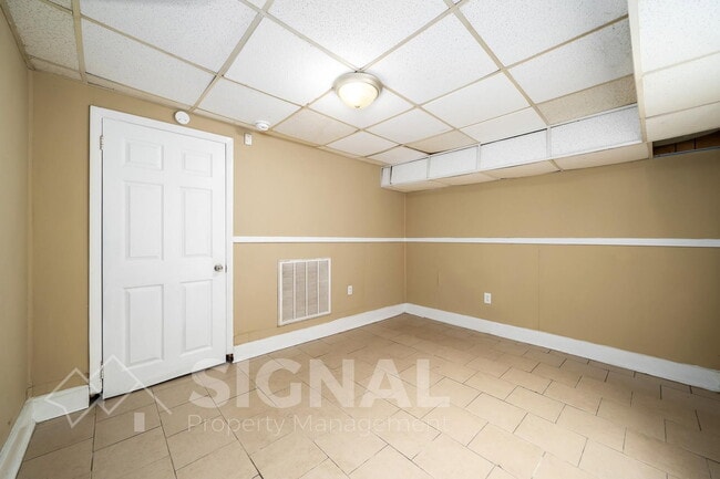 Building Photo - 1156 Skyline Dr