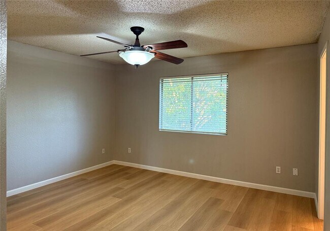 Building Photo - 1813 Lantana Dr