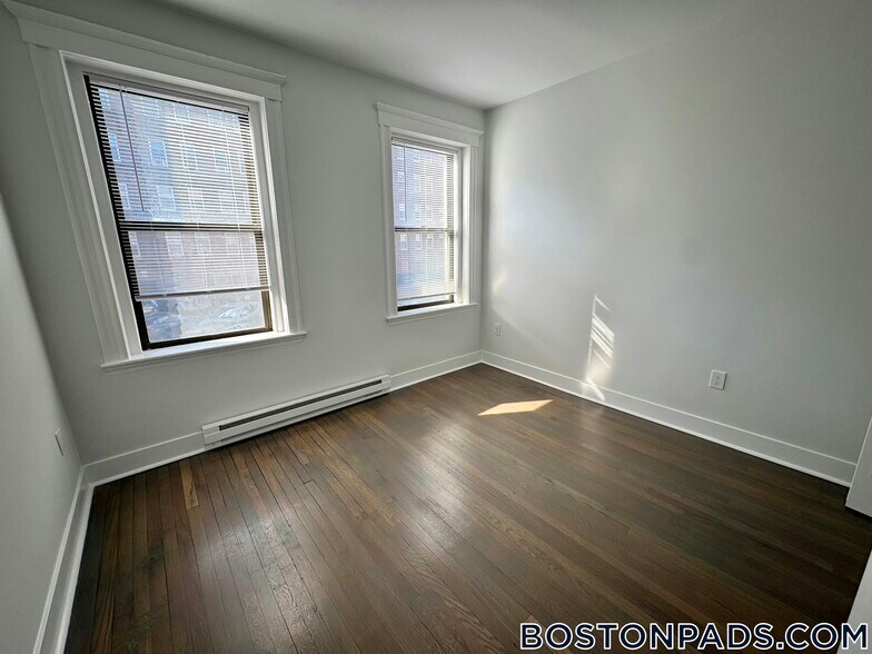 Building Photo - 81 Park Dr