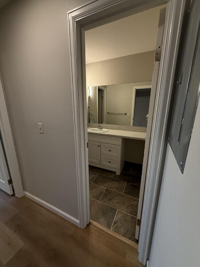 Building Photo - 1bd/1ba condo on 1st floor with pool access