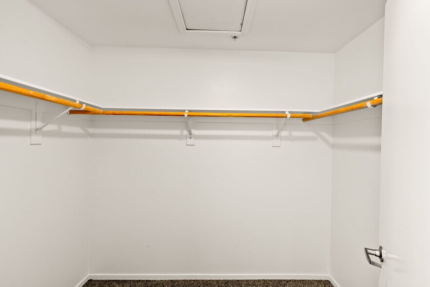 Walk-in Closet - 519 S 6th St