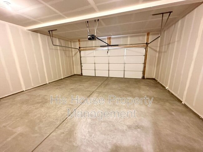 Building Photo - 3913 Canoe St