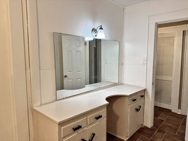 Building Photo - 3 Bed 1 Bath Craftsman Home