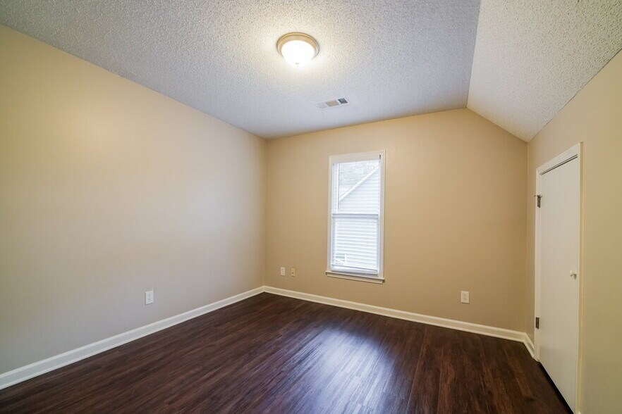 Building Photo - 3539 Pine Grove Dr