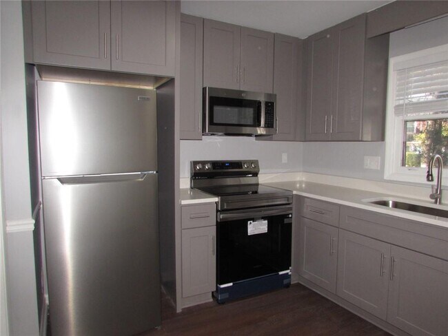 Building Photo - 1716 Twin Brooks Dr SE