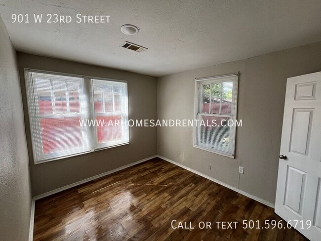 Building Photo - 901 W 23rd St