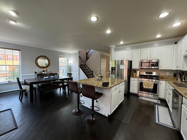 Building Photo - Stunning 3 Bed 3.5 Bath Brick Colonial End-Unit Townhome In Vibrant Kingstowne Community