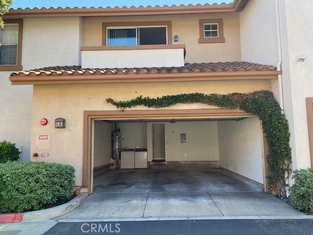 Building Photo - 2003 Ladrillo Aisle