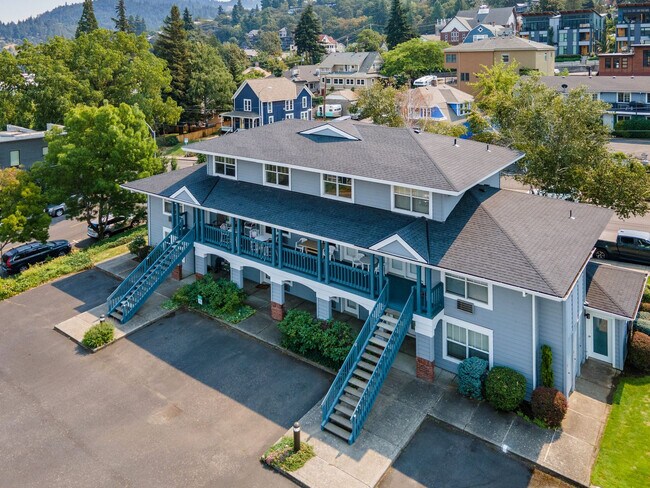 Building Photo - 714 Cascade Ave
