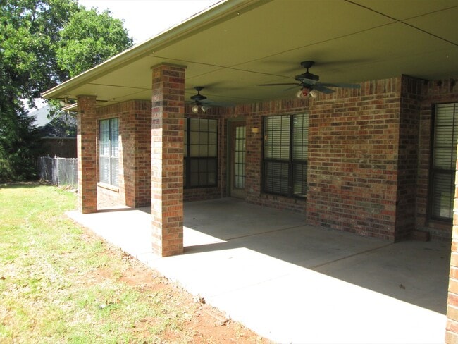 Building Photo - (3) Bed/(2.5) Bath with over 2000sqft in Blanchard Avail NOW!