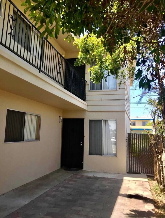 Building Photo - 4068 Oakcrest Dr