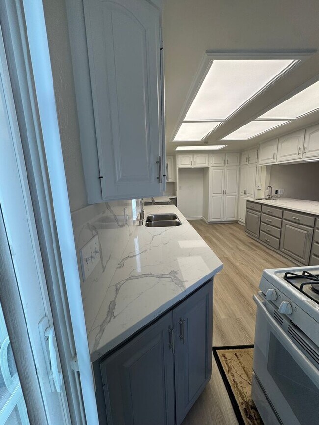 Building Photo - 5 Bedroom, 3.5 Bath, Beautiful 1,856 SQ FT...