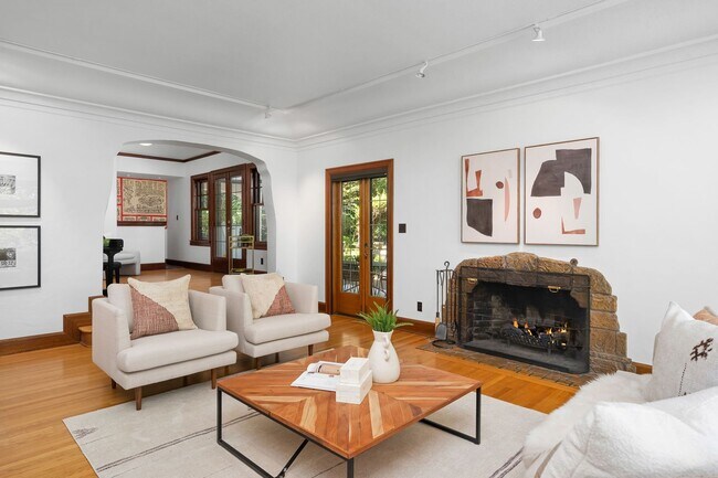 Building Photo - Amazing Nob-Hill Estate with impeccable fi...