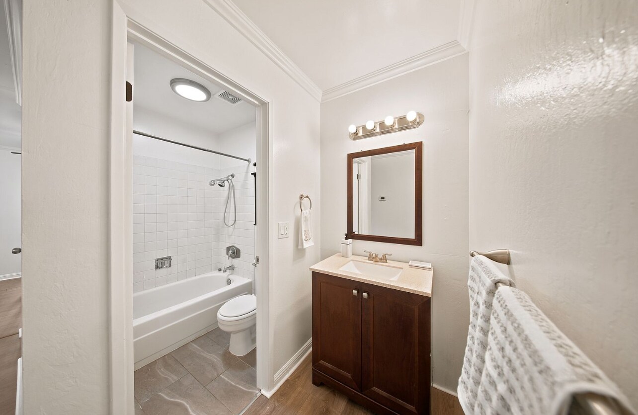 Building Photo - 1005 Mohr Ln