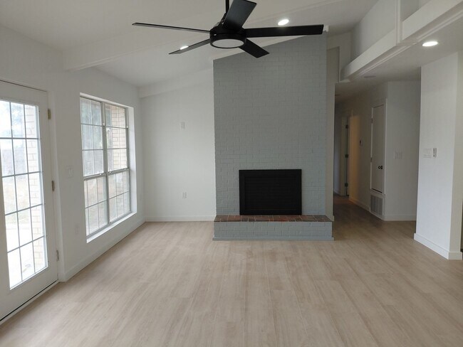 Building Photo - 3/2/2 Newly remodeled home with new appliances, flooring and much more!
