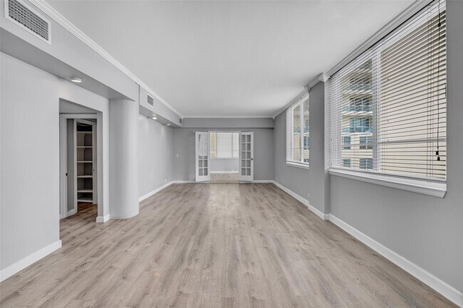 Building Photo - 5005 Collins Ave