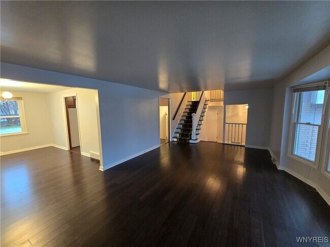 Building Photo - 161 Foxpoint W