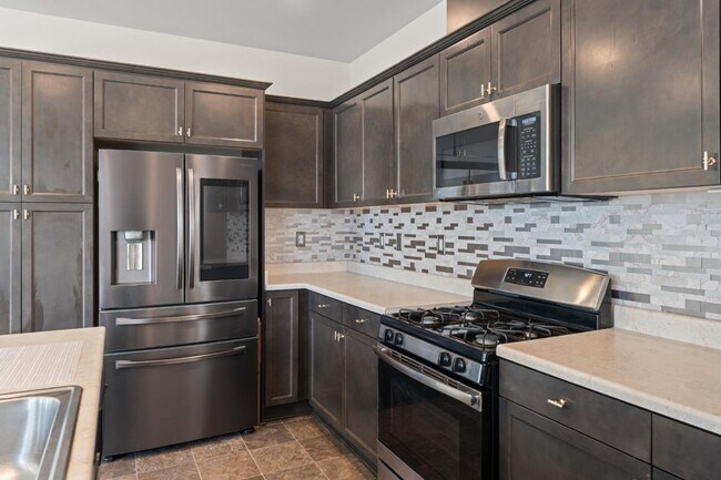 Building Photo - 30324 Town Square Dr