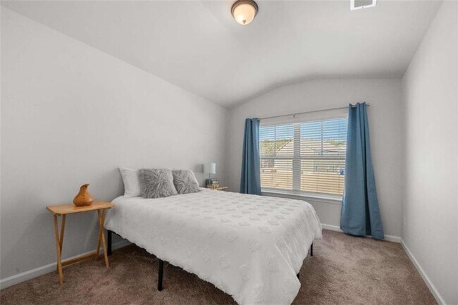 Building Photo - 925 Lakehaven Ln