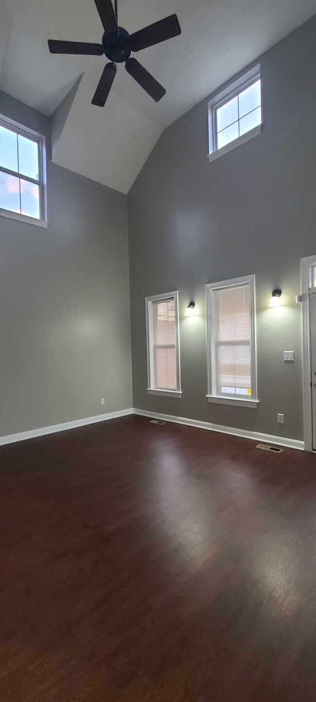 Building Photo - 549 N Belmont Ave