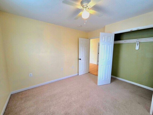 Building Photo - Lovely 3 BR/2.5 BA Single-Family Home in O...